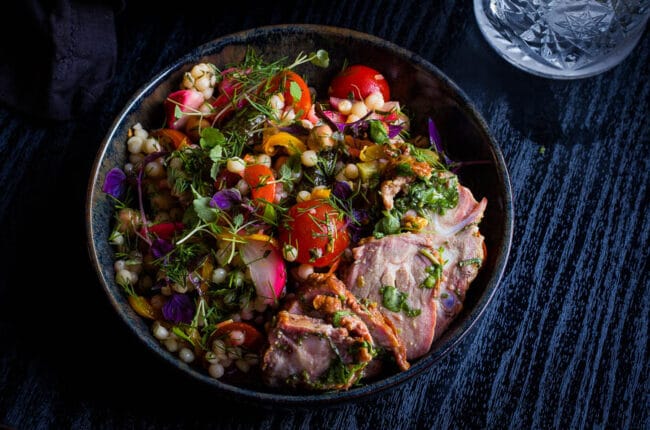 Gerookte geitentongetjes met perzische salade