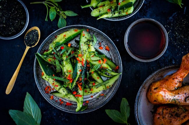 Salade van geplette komkommer