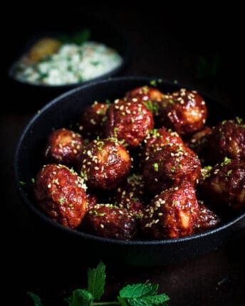 Yogurt dip meatballs met dukkah