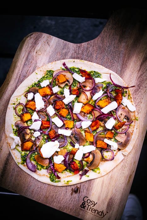 Naan pizza met groene pesto social blog (1 van 8) - The BBQ Bastard Platbrood pizza met groene pesto