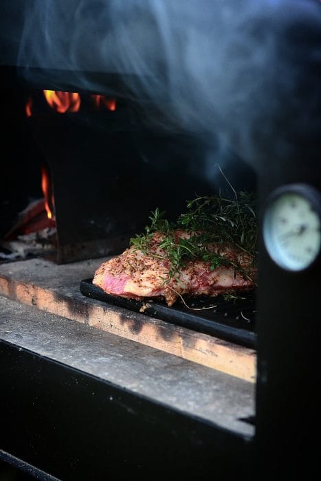 Traag gegaarde ribbetjes in de houtoven
