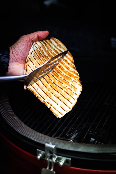 zelf gemaakt platbrood op de bbq