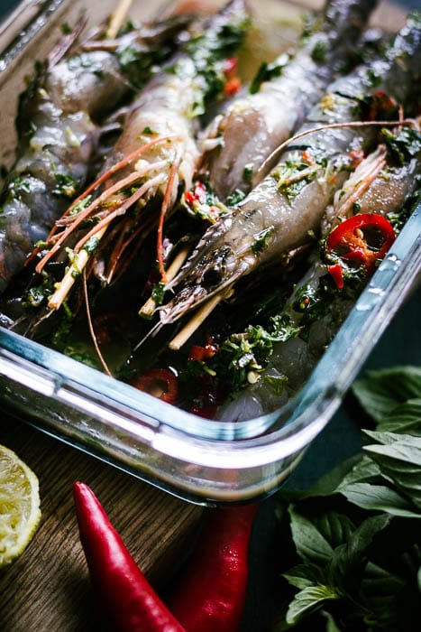 Italiaanse gegrilde tijgergarnalen in marinade