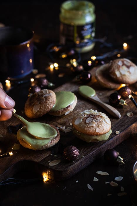 Amandel koekje met pistache crème