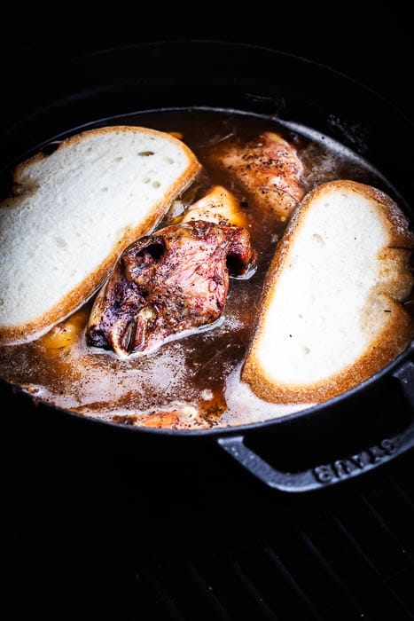 Stoofpotje van konijn op de BBQ