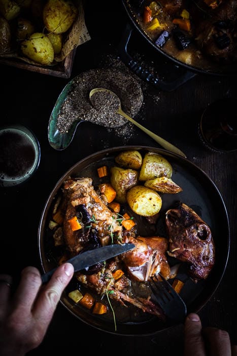stoofpotje van gegrilde konijn