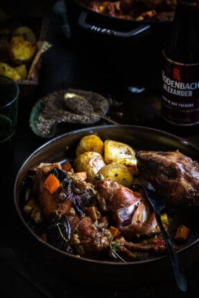 Stoofpotje van gegrilde konijn