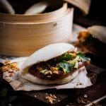 Zoetzuur gelakt spek Bao Bun