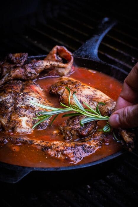 Konijn in tomatensaus op de BBQ