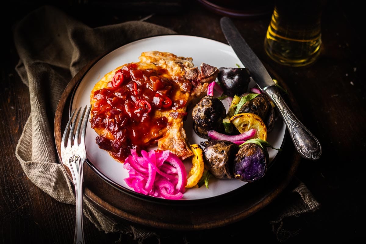 Sappige varkenskotelet op de BBQ