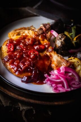 Sappige varkenskotelet met rode uiensaus