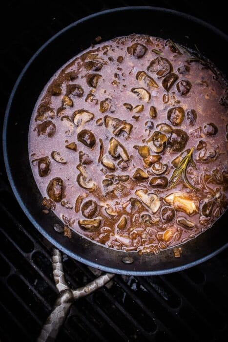 Champignonsaus met porto in de gietijzeren pan