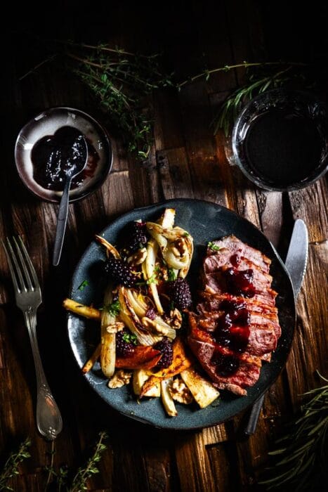 Warm gerookte eendenborst met sjalot lak