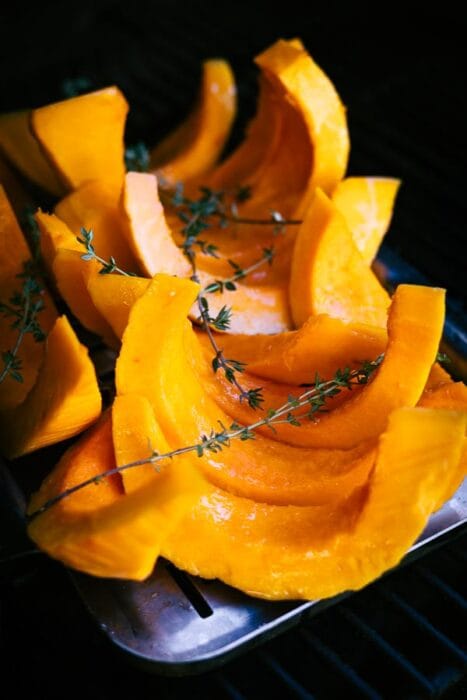 Gegrilde pompoen voor gerookte pompoensoep