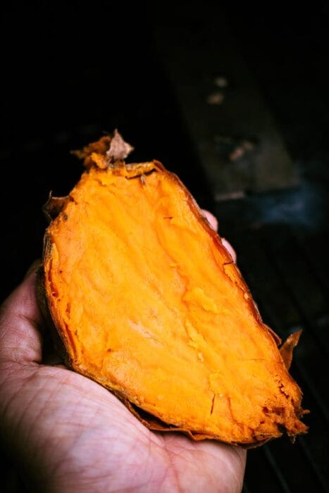 Op de BBQ gepofte zoete aardappel