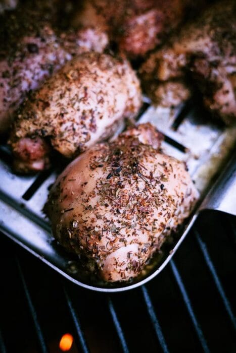 Warm gerookte kippendijen de fik erin