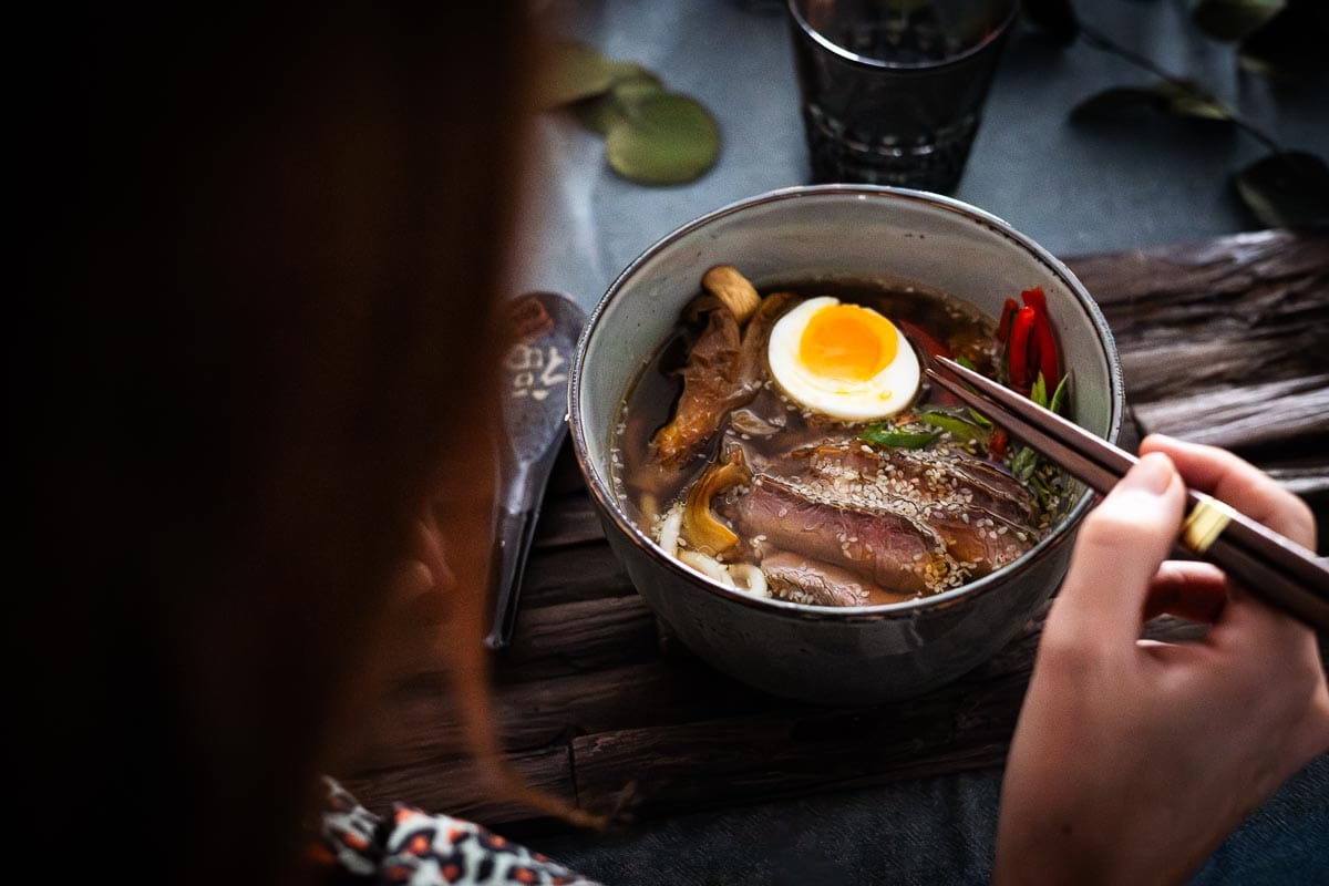 Ramen bowl met tataki van rund