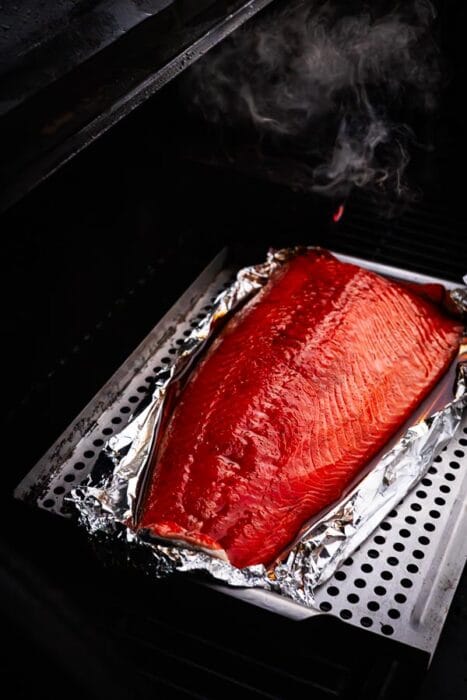 Feestelijke warm gerookte zalm