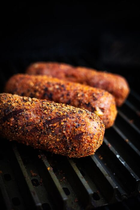 Grillworst met kaas op de BBQ