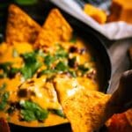 smoky queso fundido op de BBQ