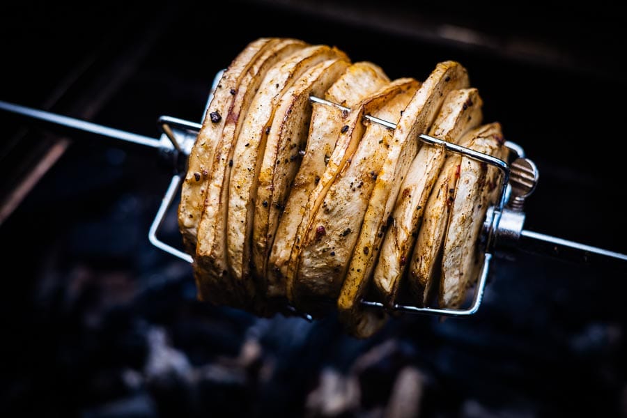 Knolselder aan het spit op de BBQ