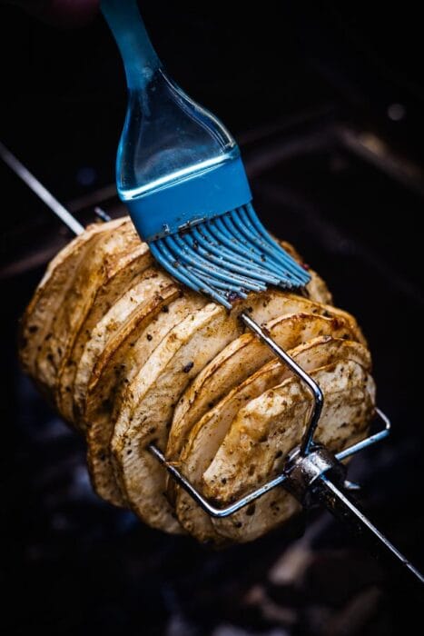 knolselder aan het spit op de BBQ