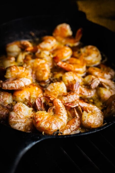 Cajun style tijgergarnalen in gerookte boter
