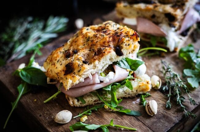 Focaccia op de BBQ met mortadella