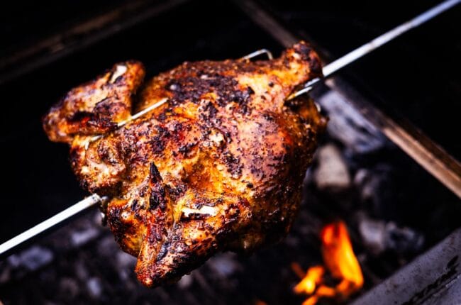 Kip aan het spit op de BBQ