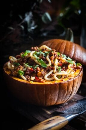 Teriyaki Noodles gevulde pompoen op de bbq