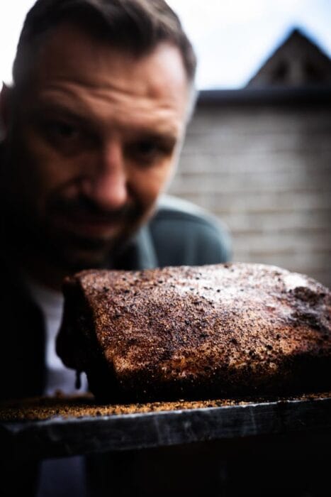 Traag gegaarde lamsbout op de BBQ