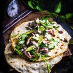 Gerookte knoflook kip op de BBQ met platbrood