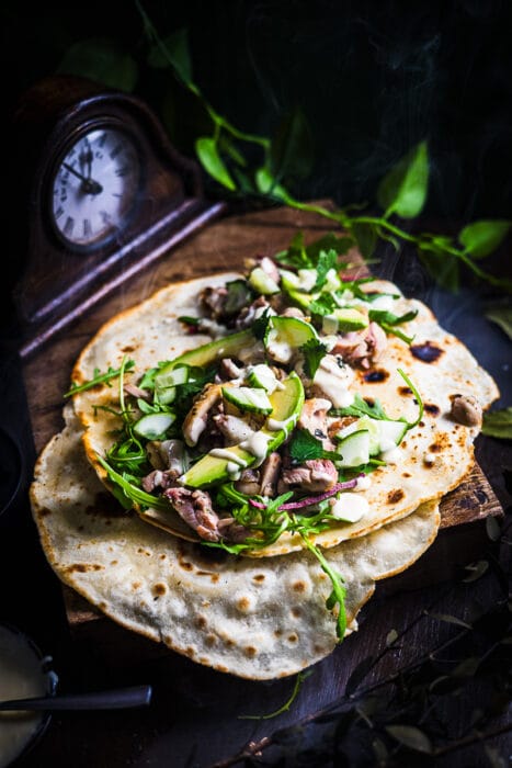 Gerookte knoflook kip op de BBQ met platbrood