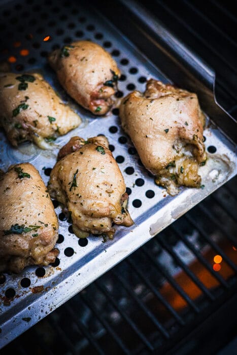 gerookte knoflook kip van kippendijen
