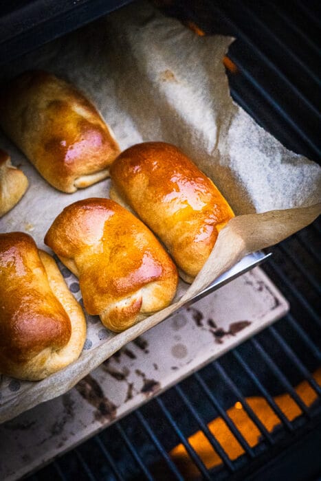 worstenbroodjes maken op de traeger
