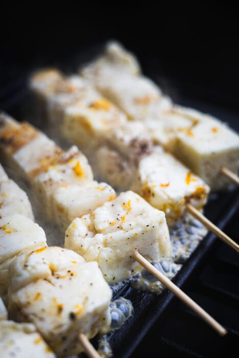 Gegrilde halloumi spiezen op de BBQ