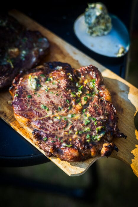 Gegrilde rib eye steak met bearnaise boter