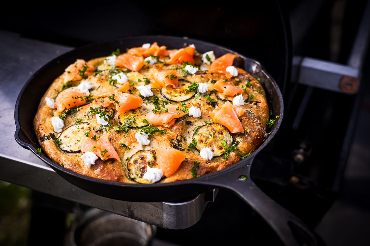 Luchtige focaccia op de BBQ uit de skillet