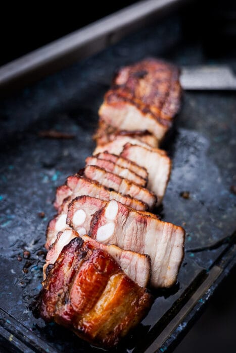 Gegrild buikspek van de BBQ