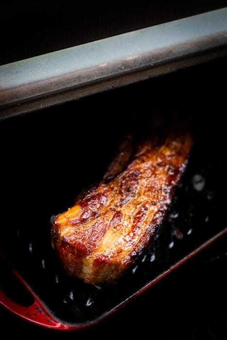 buikspek grillen voor babi pangang van de BBQ
