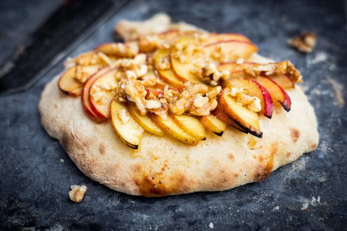 Dessert pizza met appel en calvados social-01 - The BBQ Bastard Dessert pizza met appel en calvados