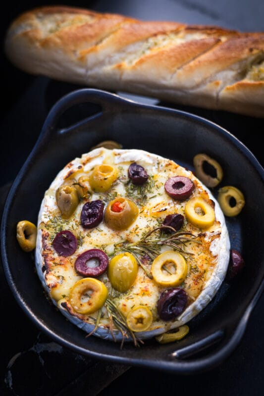 Gegrilde brie met olijven op de BBQ Internationale bbq recepten uit Europa