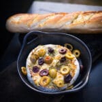 Gegrilde brie met olijven op de BBQ