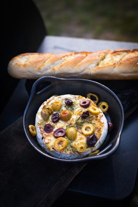 Gegrilde brie met olijven op de BBQ