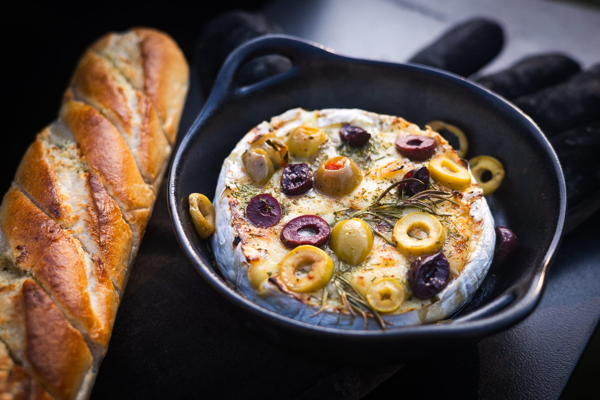 Gegrilde brie met olijven op de BBQ