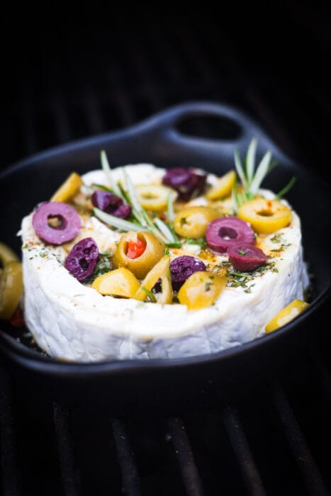 Gegrilde brie met olijven op de BBQ
