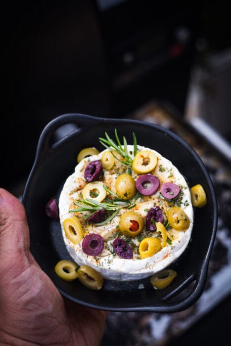 Gegrilde brie met olijven op de BBQ