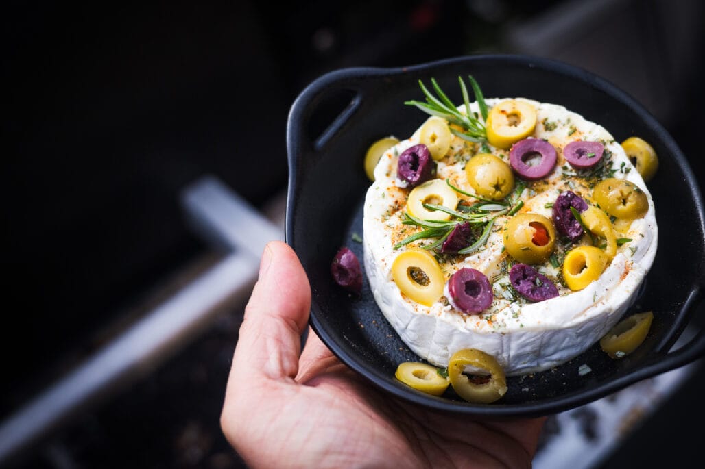 Gegrilde brie met olijven op de BBQ