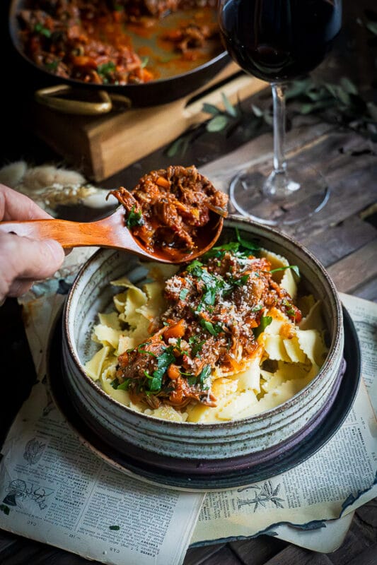 Lamsragout van de BBQ met Pulled lamb Internationale bbq recepten uit Europa