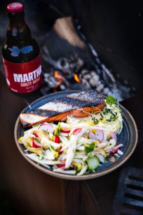 In Martha Rouge gemarineerde zalm op de BBQ